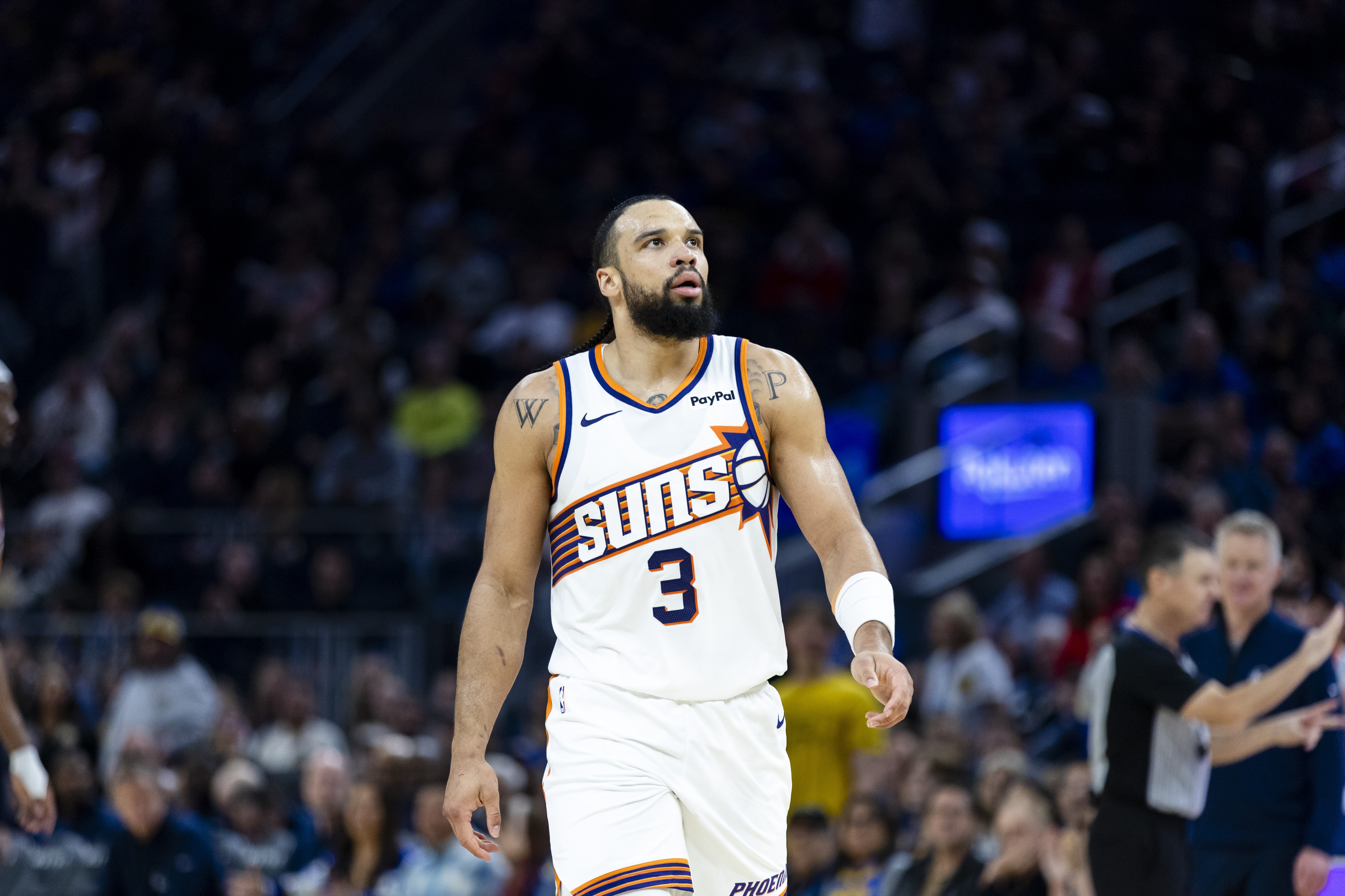 使暗劲了？鲍威尔抢断狄龙被撞倒起身想动手被拦住 吹后者技犯